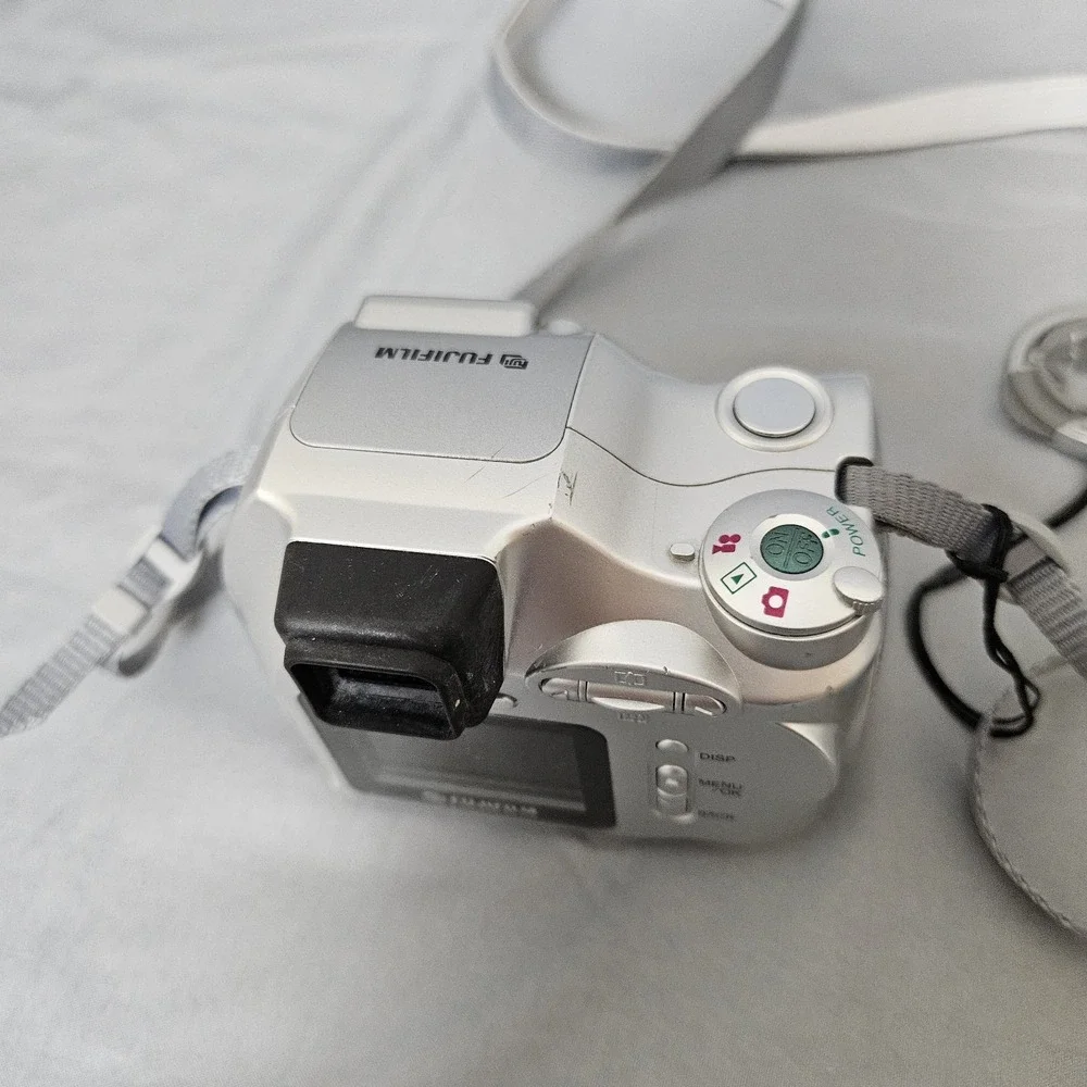 Fujifilm‎ FinePix Digital Camera 2.0MP • 6x Optical Zoom • Untested • Vintage...